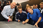 Messechef Klaus Dittric, Philipp Lahm und Andi Ottls signierten anschliessend den Tisch, der versteigert werden soll für Haiti (Foto. MartiN Schmitz)